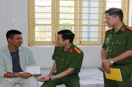 Phó Giám đốc Công an tỉnh và đoàn công tác Công an tỉnh Hà Nam đã đến Bệnh viện Đa khoa tỉnh Hà Nam thăm hỏi, động viên cán bộ Phòng Cảnh sát phòng cháy chữa cháy và cứu nạn cứu hộ bị thương trong khi tham gia chữa cháy.