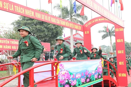 Các tân binh tự hào bước qua cầu vinh quang, quyết tâm hoàn thành nghĩa vụ với Tổ quốc.