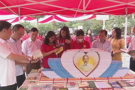  Hoạt động xếp sách nghệ thuật; trưng bày sách tại ngày hội sách.