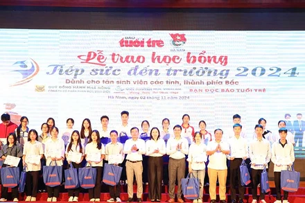 Các đồng chí lãnh đạo tỉnh Hà Nam và nhà tài trợ trao học bổng "Tiếp sức đến trường" cho các tân sinh viên tại chương trình.