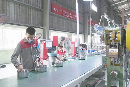 Nhà máy sản xuất đồ gia dụng Elmich tại Cụm công nghiệp Bình Mỹ huyện Bình Lục có 80% sản lượng của nhà máy phục vụ xuất khẩu.