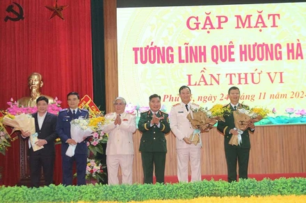 Ban liên lạc Tướng lĩnh quê hương Hà Nam tặng hoa chúc mừng các đồng chí Tướng lĩnh công tác trong lực lượng Quân đội, Công an mới được thăng quân hàm cấp Tướng.