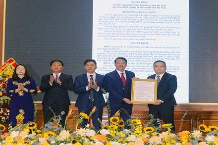 Đồng chí Lê Hoàng Trung, Phó Cục trưởng Cục Phát triển đô thị (Bộ Xây dựng) trao quyết định của Bộ trưởng Xây dựng công nhận Kim Bảng đạt đô thị loại IV.