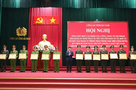 Đồng chí Trương Quốc Huy, Phó Bí thư Tỉnh ủy, Chủ tịch UBND tỉnh, Trưởng Đoàn ĐBQH tỉnh trao Bằng khen cho các tập thể có thành tích xuất sắc.