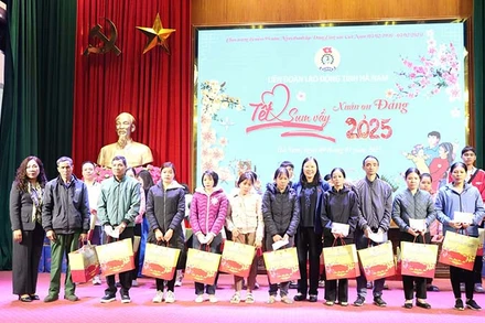 Đồng chí Lê Thị Nga tặng quà Tết các anh chị em công nhân, người lao động.