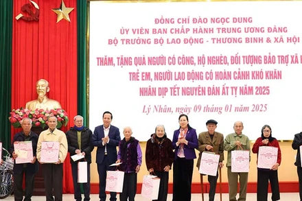 Bộ trưởng Lao động-Thương binh và Xã hội và đồng chí Bí thư Tỉnh ủy Hà Nam trao tặng quà động viên đối tượng chính sách tại chương trình.