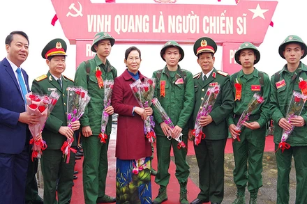 Đồng chí Bí thư Tỉnh ủy Hà Nam tặng hoa, động viên các thanh niên lên đường nhập ngũ.