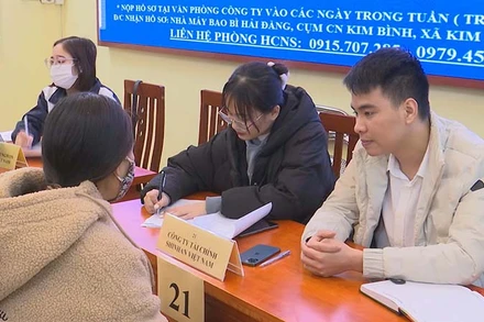 Người lao động tham gia phỏng vấn tìm việc làm trực tiếp với đại diện các công ty tại phiên giao dịch việc làm.