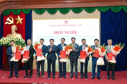 Đồng chí Chủ tịch Ủy ban nhân dân tỉnh và đồng chí Phó Chủ tịch Hội đồng nhân dân tỉnh trao quyết định, tặng hoa chúc mừng Ban Giám đốc Sở Nông nghiệp và Môi trường.