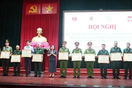 Đồng chí Lê Thị Thanh Hà, Trưởng Ban Tuyên giáo Tỉnh ủy Hà Nam trao Bằng khen của Chủ tịch UBND tỉnh cho các tập thể, cá nhân có nhiều thành tích trong phong trào bảo vệ an ninh Tổ quốc.