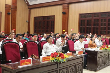 Các đại biểu Hội đồng nhân dân tỉnh Hà Nam biểu quyết thông qua Nghị quyết tại kỳ họp.