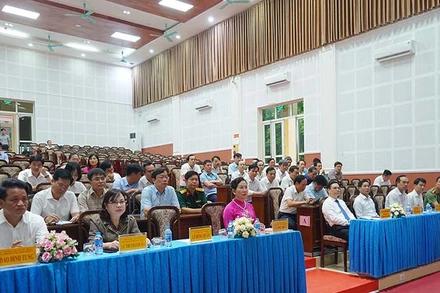  Các đại biểu dự lễ khai giảng.