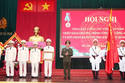 Thừa ủy quyền Chủ tịch nước, Trung tướng Lê Văn Tuyến, Thứ trưởng Công an trao tặng Huân chương bảo vệ Tổ quốc hạng Nhì cho Công an tỉnh Hà Nam.