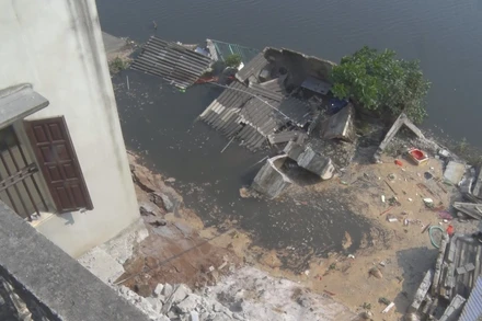 Công trình phụ của các hộ dân thôn 3 xã Phù Vân, thành phố Phủ Lý, bị sạt lở xuống sông Nhuệ. 