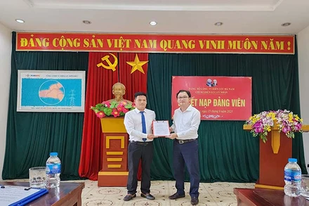 Lễ kết nạp đảng viên của chi bộ Điện lực huyện Lý Nhân.