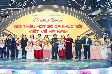 Các đồng chí lãnh đạo Ban Tuyên giáo Trung ương, các đồng chí Thường trực Tỉnh ủy Hà Nam, lãnh đạo Liên hiệp các Hội Văn học nghệ thuật Việt Nam, lãnh đạo Hội nhạc sĩ Việt Nam lên tặng hoa chúc mừng ê-kíp biểu diễn các ca khúc mới về Hà Nam.