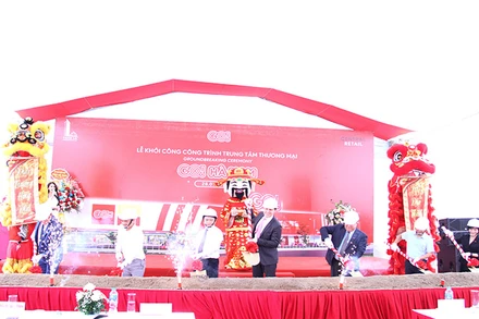 Các đồng chí lãnh đạo tỉnh và đại diện chủ đầu tư dự án thực hiện nghi lễ khởi công xây dựng Dự án.