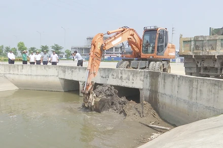 Đồng chí Bí thư Tỉnh ủy Hà Nam chỉ đạo các đơn vị chức năng khẩn trương khơi thông cho kênh tiêu T4 Khu công nghiệp Thái Hà trước khi cơn bão số 3 đổ bộ gây mưa lớn trong đất liền.