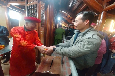 Du khách và nhân dân vui mừng được nhận lương tại các điểm phát lương tại đền Trần Thương.