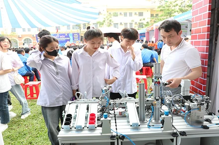 Các em học sinh, sinh viên tham gia Ngày hội tư vấn hướng nghiệp, tuyển sinh và giải quyết việc làm năm 2024.