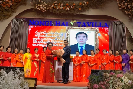 Đại sứ Việt Nam tại Thái Lan Phạm Việt Hùng tặng hoa chúc mừng bà Đinh Thị Kim Loan, Trưởng Ban Phụ nữ kiều bào toàn Thái cùng các thành viên Ban Chấp hành. (Ảnh: XUÂN SƠN)