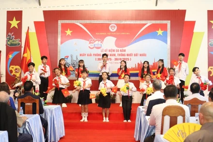 Các em học sinh Trường Tiểu học Hữu nghị Khmer-Việt Nam Tân Tiến biểu diễn văn nghệ tại Lễ kỷ niệm 50 năm Ngày Giải phóng miền nam, thống nhất đất nước (30/4/1975-30/4/2025) được tổ chức tại Phnom Penh, Campuchia.