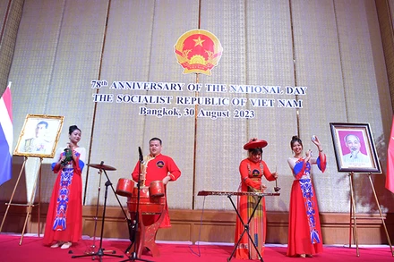 Biểu diễn nghệ thuật tại lễ kỷ niệm 78 năm Quốc khánh 2/9 được tổ chức ở Bangkok, Thái Lan.