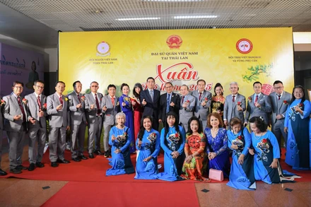 Đại sứ Việt Nam tại Thái Lan Phạm Việt Hùng chụp ảnh cùng các kiều bào tại chương trình Xuân Quê hương 2025-Mừng Tết Ất Tỵ tại thủ đô Bangkok.