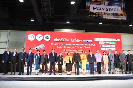 Các đại biểu chụp ảnh lưu niệm tại lễ khai mạc Hội chợ Du lịch quốc tế Thái Lan (TITF) lần thứ 30. 