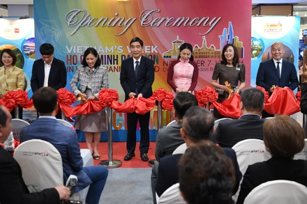 Lễ cắt băng khai mạc Tuần hàng Việt Nam tại Udon Thani, Thái Lan