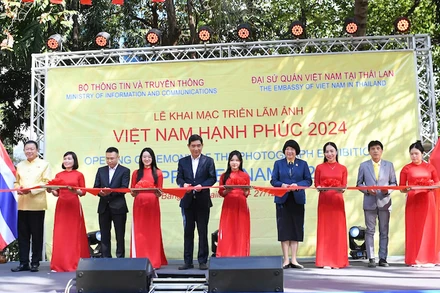 Lễ cắt băng khai mạc Triển lãm ảnh “Việt Nam hạnh phúc - Happy Vietnam” năm 2024 tại thủ đô Bangkok, Thái Lan. 