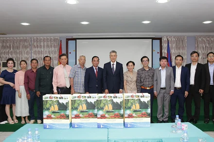 Đại sứ Việt Nam tại Campuchia Nguyễn Minh Vũ đến chúc Tết Hội Khmer-Việt Nam tại Campuchia.