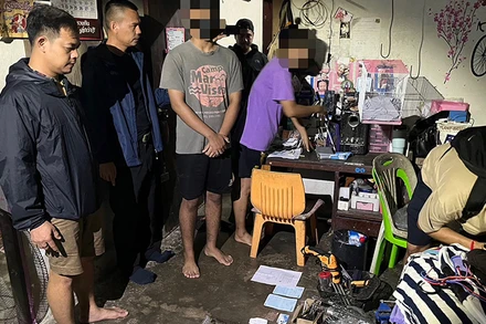 Cảnh sát Thái Lan bắt giữ 2 đối tượng tình nghi cải tạo súng trái phép tại tỉnh Yala. (Ảnh: Bangkok Post)