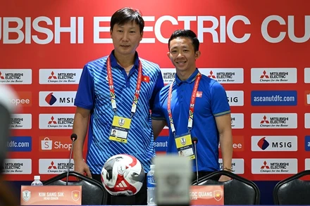 Huấn luyện viên Kim Sang-sik và tiền vệ Châu Ngọc Quang tại họp báo.