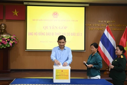 Đại sứ quán Việt Nam tại Thái Lan tổ chức lễ quyên góp ủng hộ đồng bào bị thiệt hại do bão số 3. (Ảnh: ĐINH TRƯỜNG)
