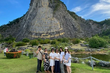 Một nhóm du khách Việt Nam tại Núi Phật vàng Khao Chee Chan, một địa điểm du lịch của Thái Lan tháng 6/2024. (Ảnh: XUÂN SƠN)