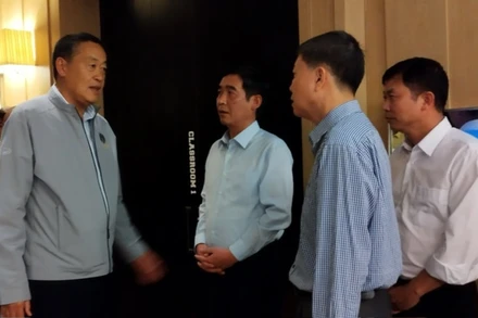 Thủ tướng Thái Lan Srettha Thavisin (bìa trái) và Đại sứ Việt Nam tại Thái Lan Phạm Việt Hùng (thứ hai từ trái sang) tại hiện trường. (Ảnh: Đại sứ quán Việt Nam tại Thái Lan cung cấp)