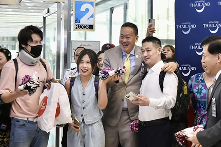 Thủ tướng Thái Lan chụp ảnh cùng đoàn du khách đầu tiên theo chương trình miễn thị thực. (Ảnh: Thai PBS)