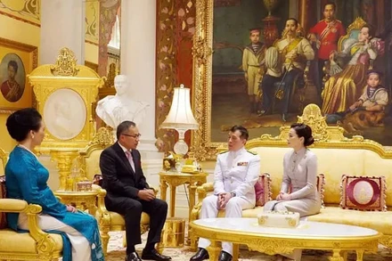 Nhà vua Thái Lan Maha Vajiralongkorn và Hoàng hậu tiếp Đại sứ Việt Nam tại Thái Lan Phan Chí Thành và Phu nhân tại Cung điện Dusit. Ảnh: Nhân vật cung cấp