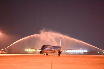 Nghi lễ phun nước chào mừng đường bay Đà Nẵng-Don Mueang (Thái Lan) của Vietnam Airlines. (Ảnh: ĐINH TRƯỜNG)