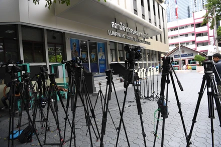 Tại Trụ sở cảnh sát Lumpini, khám xét đồ đạc của nhóm sáu người tử nạn, cảnh sát đã phát hiện xyanua được gói ni-lông trong một chiếc vali. (Ảnh: XUÂN SƠN)