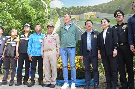 Thủ tướng Thái Lan Srettha Thavisin thị sát dự án phát triển hạ tầng giao thông tại Phuket. (Ảnh: thaigov.go.th)