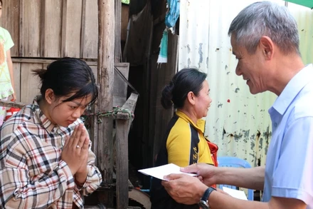 Đại sứ Nguyễn Minh Vũ trao quà của Đại sứ quán Việt Nam tại Campuchia, hỗ trợ các gia đình bị hỏa hoạn.