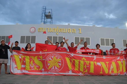 Các cổ động viên Việt Nam tại sân Rayong của Thái Lan. (Ảnh: ĐINH TRƯỜNG)