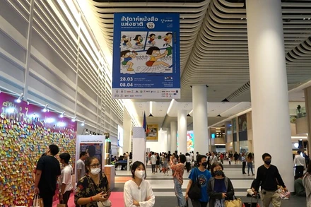 Việc đeo khẩu trang nơi đông người vẫn là biện pháp phòng chống Covid-19 hữu hiệu. (Ảnh: ĐINH TRƯỜNG)