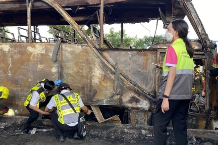 Các nhân viên điều tra đang khám nghiệm hiện trường. (Ảnh: ĐINH TRƯỜNG)