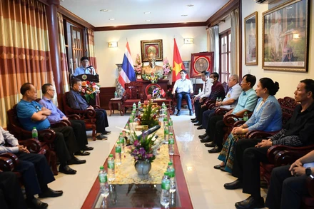 Đoàn công tác Đại sứ quán Việt Nam tại Thái Lan làm việc với Ban quản lý Khu di tích Chủ tịch Hồ Chí Minh tại tỉnh Udon Thani. (Ảnh: XUÂN SƠN)