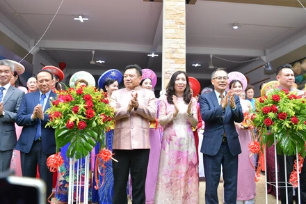 Thứ trưởng Ngoại giao Lê Thị Thu Hằng và các đại biểu tại lễ khánh thành trụ sở Hội người Việt Nam tỉnh Udon Thani, Thái Lan. (Ảnh: ĐINH TRƯỜNG)