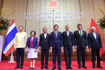 Các đại biểu dự lễ kỷ niệm chụp ảnh lưu niệm. (Ảnh: ĐINH TRƯỜNG)