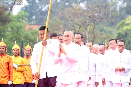 Quốc vương Norodom Sihamoni chủ trì lễ cầu an nhân dịp Năm mới cổ truyền của Campuchia.